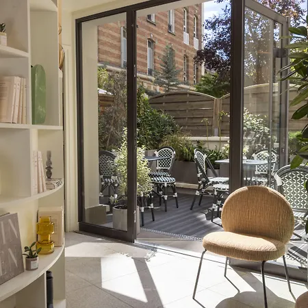 Toujours & Ξενοδοχείο 4*