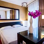 Toujours & Hotel 4*