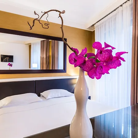 Toujours & Hotel 4*